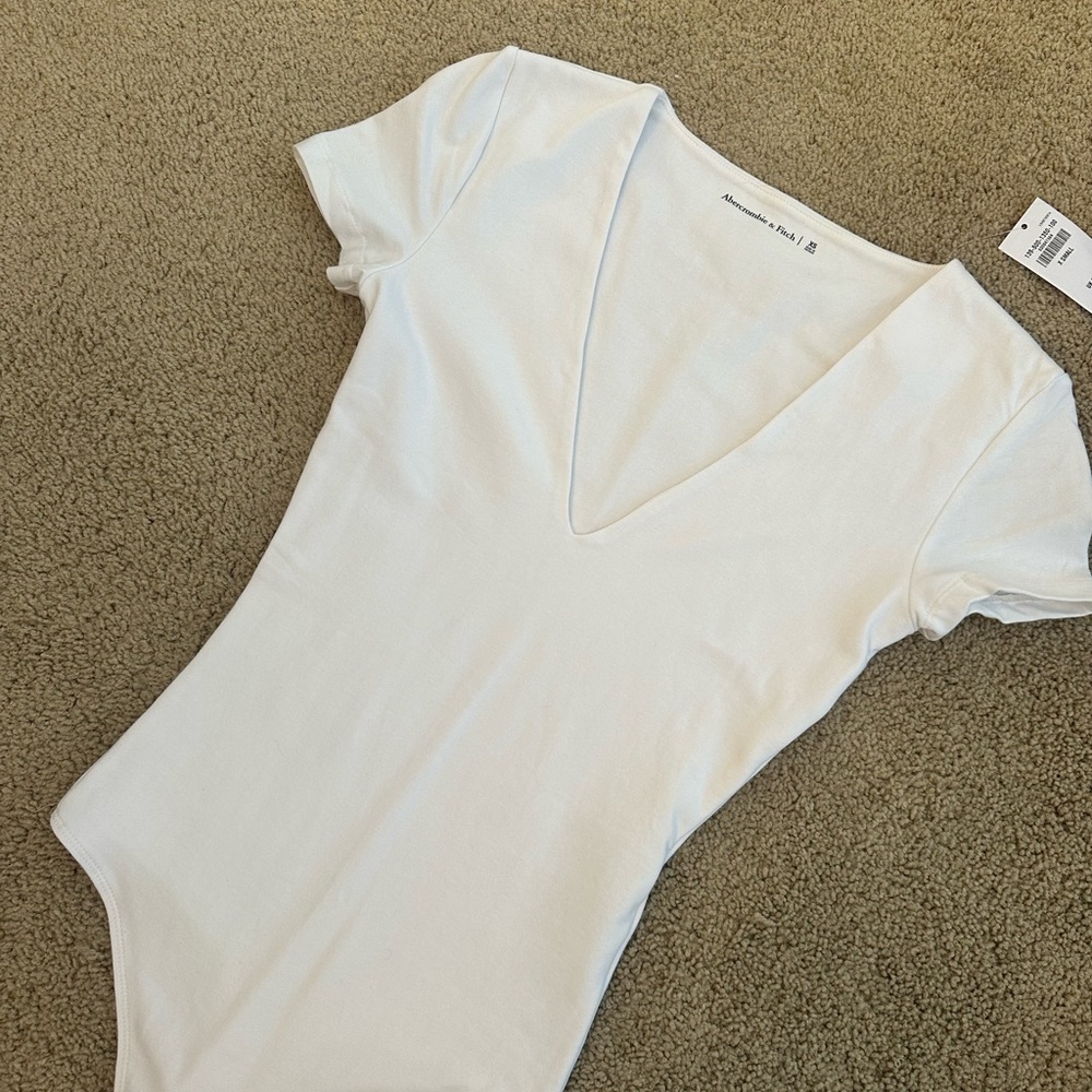 Abercrombie & Fitch - Short-Sleeve Seamless Fabric Bodysuit V-neck (XS)